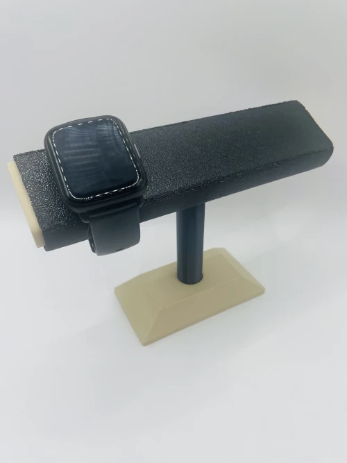 Porte-montre imprimé en 3D, présentoir simple avec base beige et support noir pour montre ou bracelets.