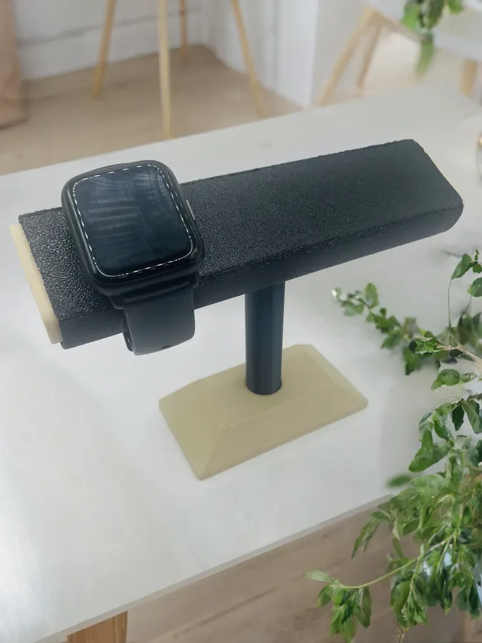 Porte-montre imprimé en 3D, présentoir simple avec base beige et support noir pour montre ou bracelets.
