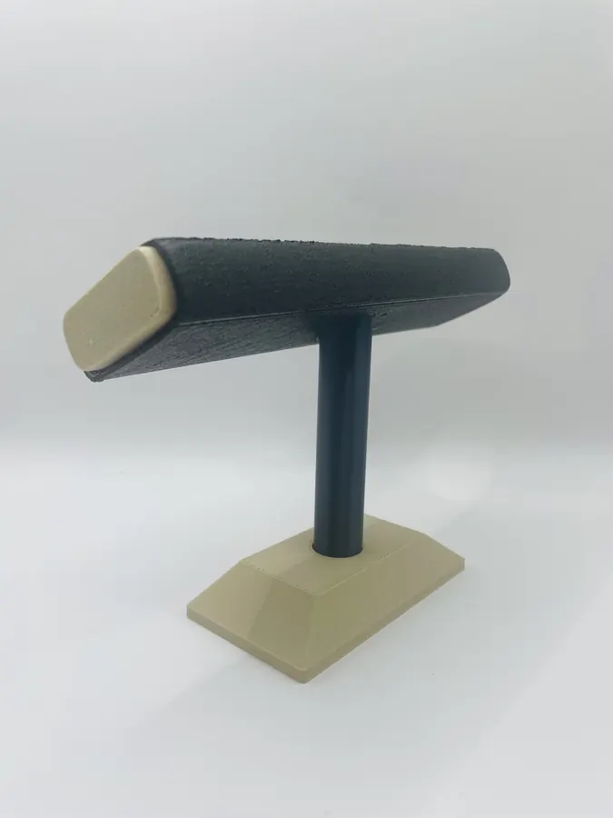 Porte-montre imprimé en 3D, présentoir simple avec base beige et support noir pour montre ou bracelets.