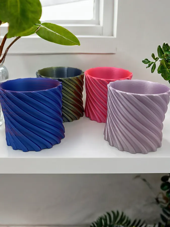 Cache-pot en 3D avec motif en spirale, style moderne et finition colorée.