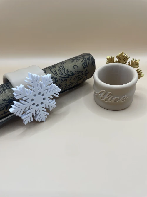 Ronds de serviette personnalisables imprimés en 3D, flocons ou anneaux décoratifs, pour table de fête.