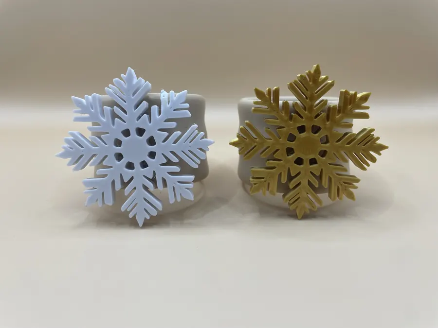 Ronds de serviette personnalisables imprimés en 3D, flocons ou anneaux décoratifs, pour table de fête.