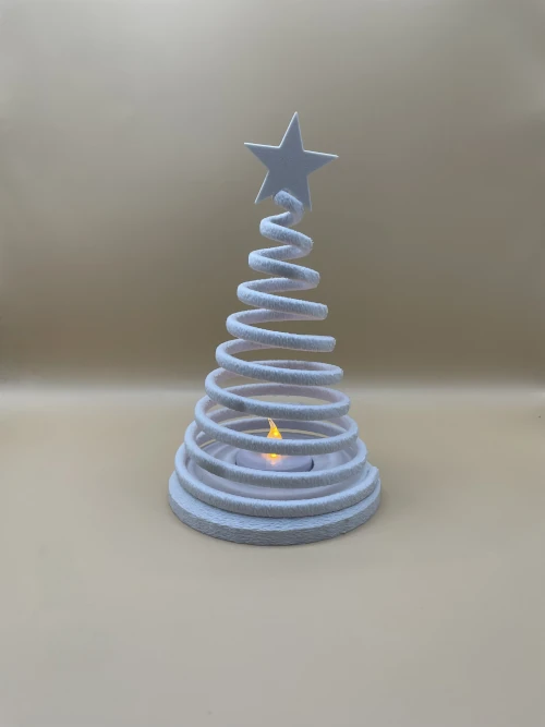 Petit sapin de Noël décoratif imprimé en 3D en forme de spirale, bougie LED au centre, ambiance chaleureuse.