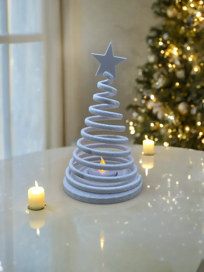 Petit sapin de Noël décoratif imprimé en 3D en forme de spirale, bougie LED au centre, ambiance chaleureuse.