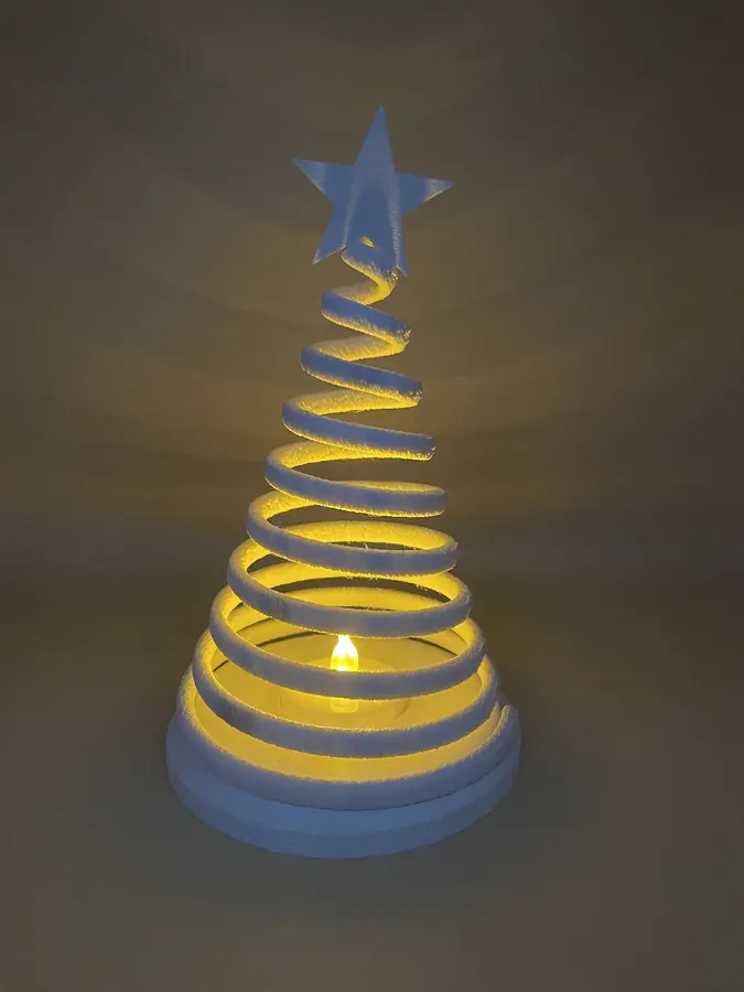 Petit sapin de Noël décoratif imprimé en 3D en forme de spirale, bougie LED au centre, ambiance chaleureuse.