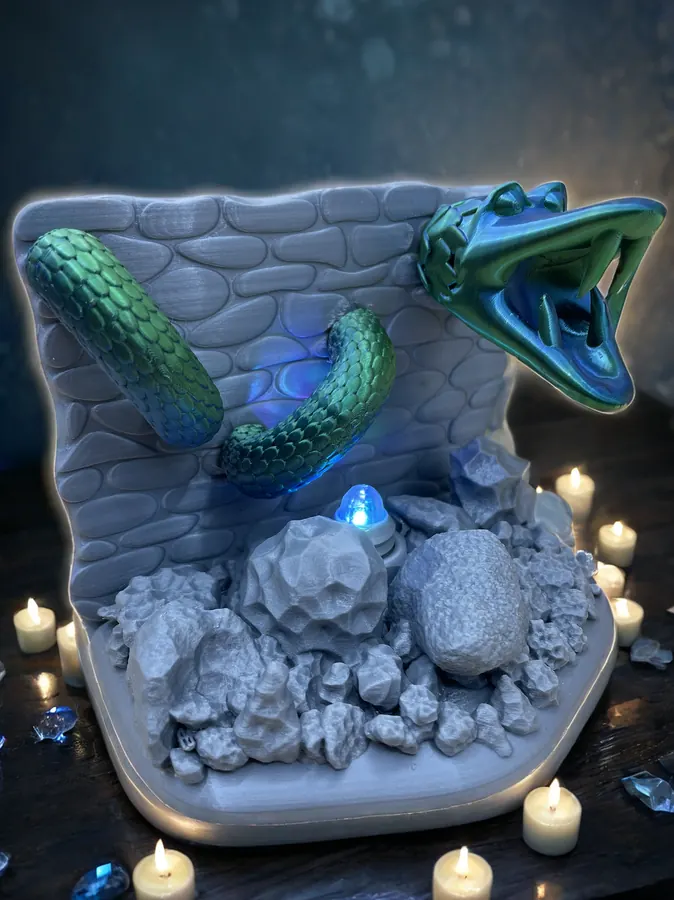 Sculpture murale imprimée en 3D représentant un serpent sortant d’un mur, avec éclairage LED bleu.