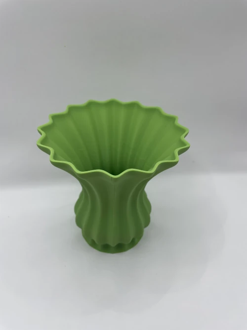 Vase décoratif imprimé en 3D, forme ondulée évoquant une fleur, finition contemporaine.