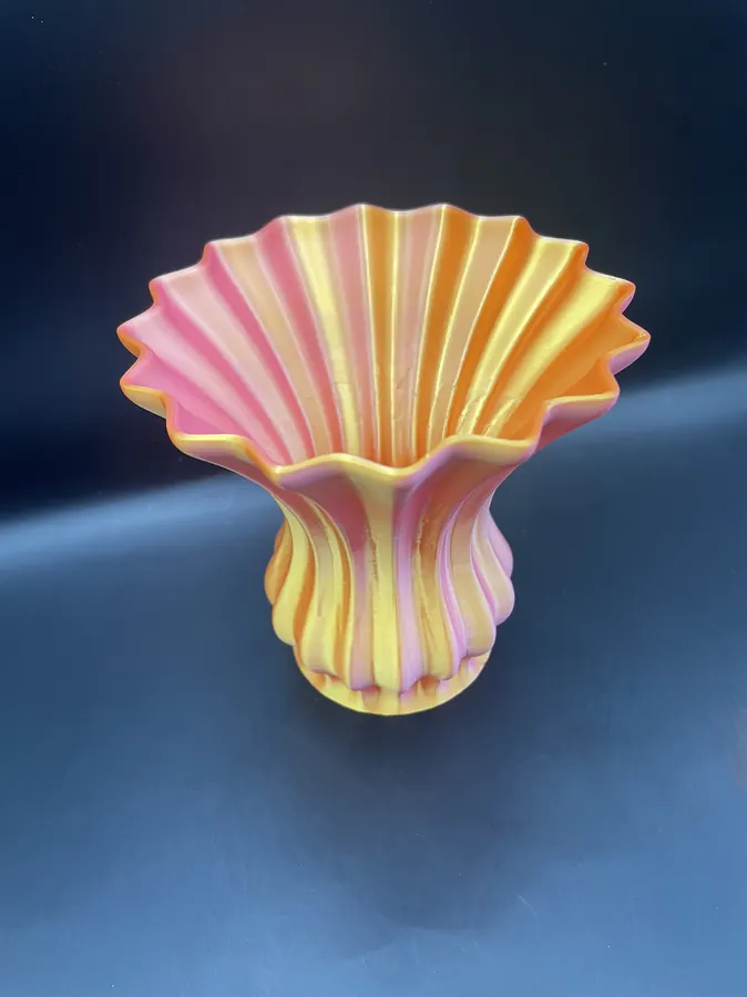 Vase décoratif imprimé en 3D, forme ondulée évoquant une fleur, finition contemporaine.