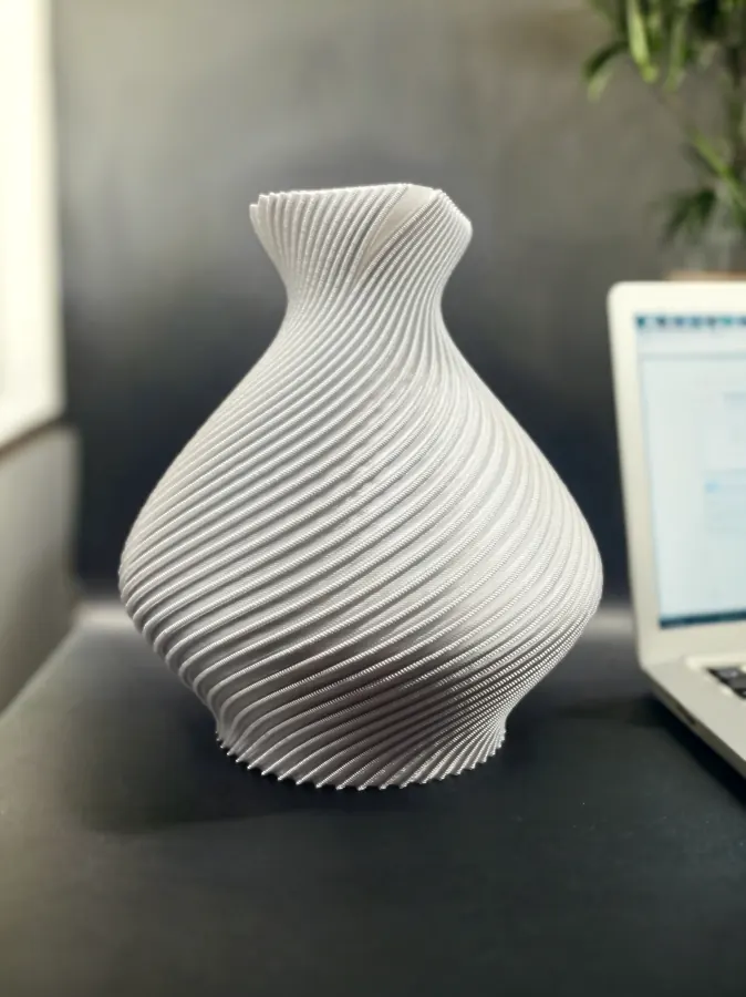 Vase décoratif imprimé en 3D, design en spirale, finition moderne et minimaliste.