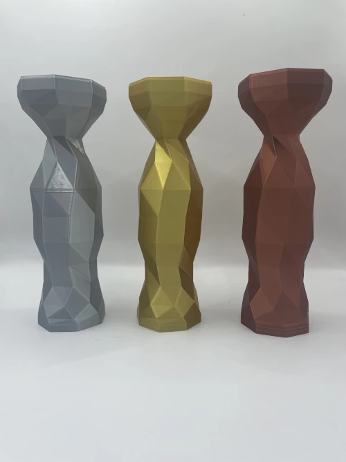 Vase décoratif imprimé en 3D, style low-poly, finition sobre et moderne — décliné en plusieurs couleurs.