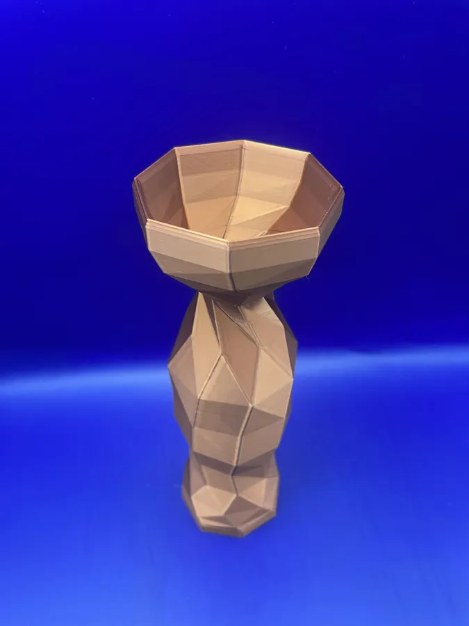 Vase décoratif imprimé en 3D, style low-poly, finition sobre et moderne — décliné en plusieurs couleurs.