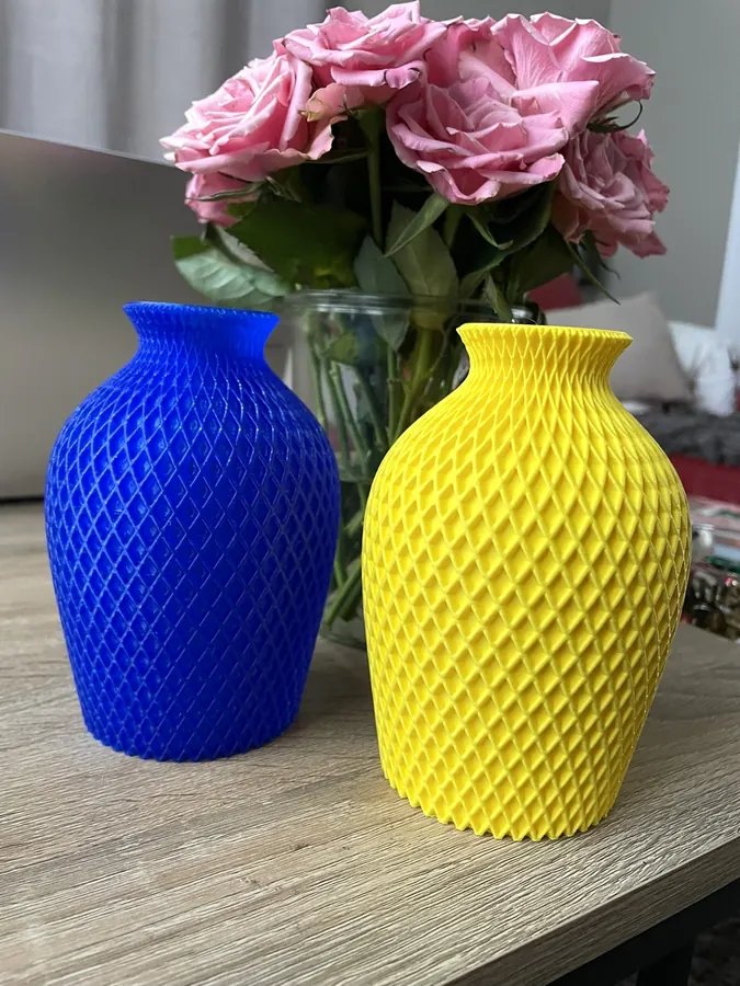 Vase déco imprimé en 3D, texture tressée/entrelaçée, forme arrondie, finition moderne et colorée.