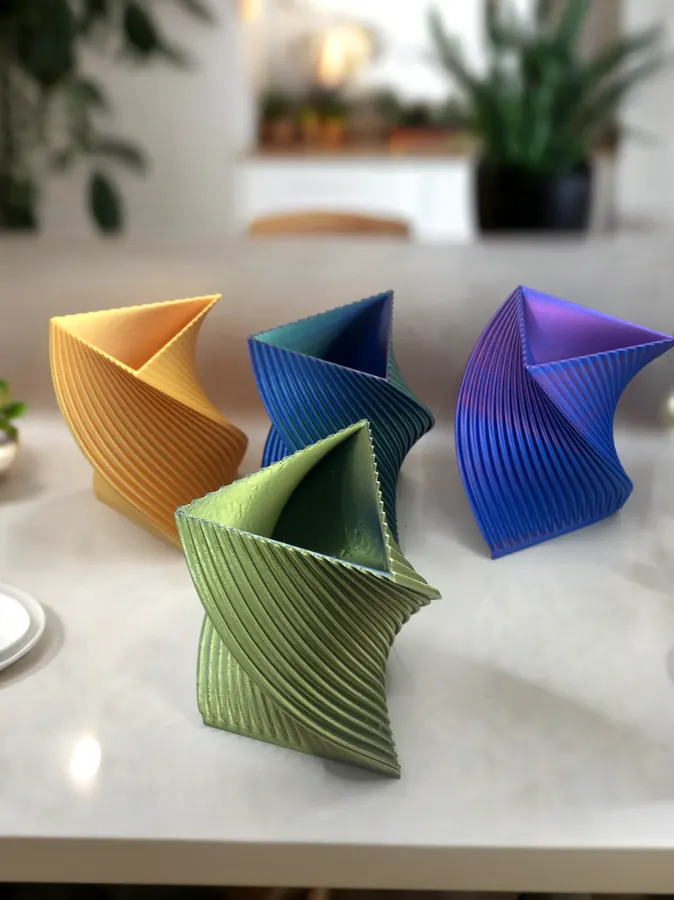 Vase décoratif imprimé en 3D, forme torsadée triangulaire, style moderne et coloré.