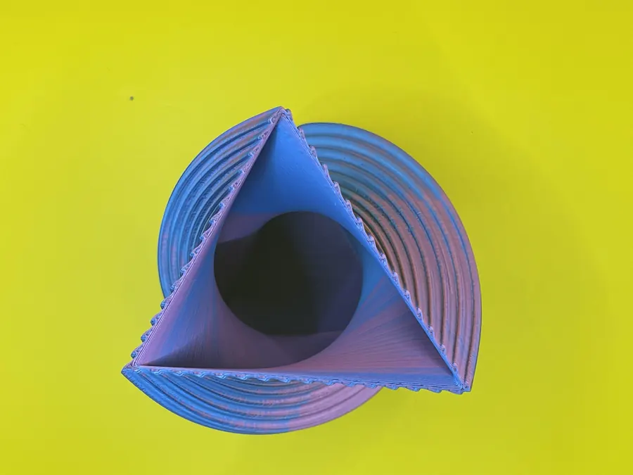 Mise en scène de Vase triangulaire